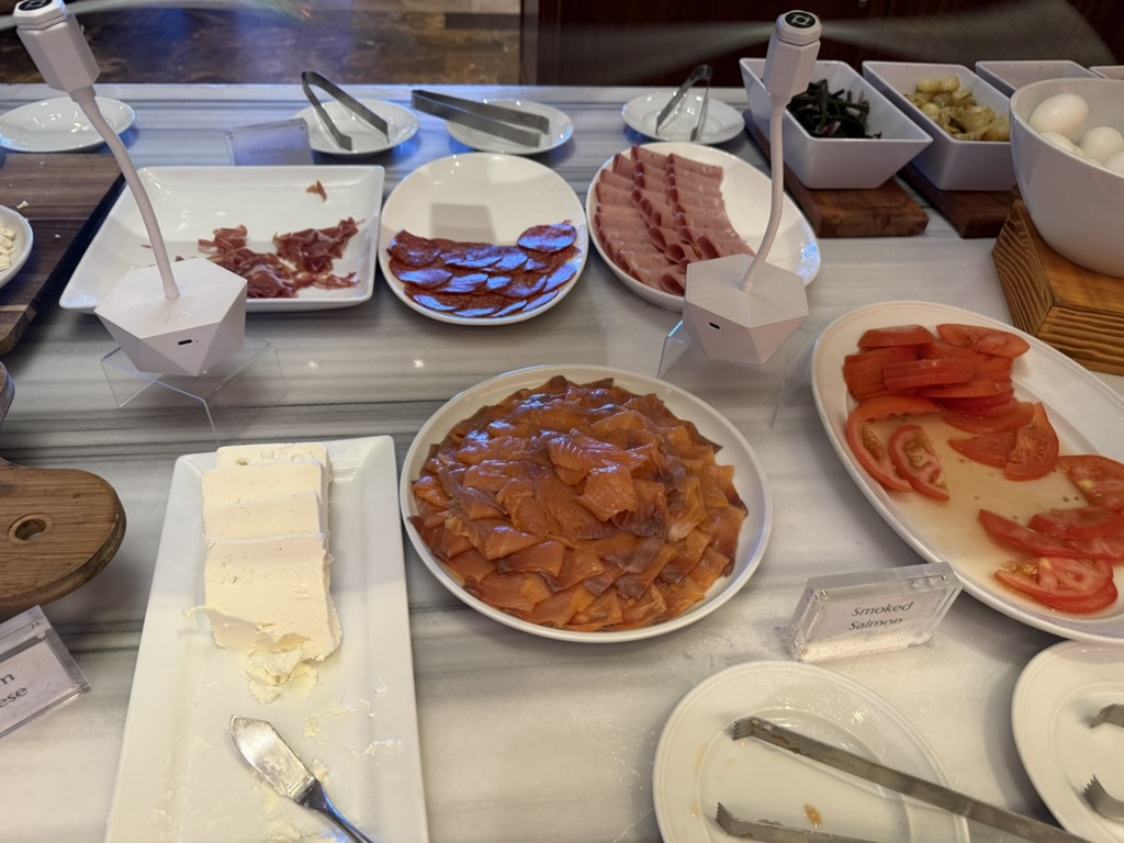 음식, 테이블웨어, 식사, 테이블, 플래터, 접시, 요리, 패스트푸드, 주방 도구, 식기, 브런치, 사발, 스낵, 받침 접시, 실내, 낙농, 저녁 식사, 숟가락, 서브웨어, 아침 식사