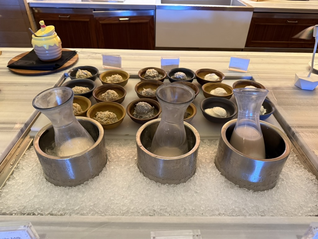 실내, 주방가전, 조리대, 조리기구 및 제빵기구, 주방, 사발, 싱크대, 주전자, 믹싱볼, 냄비, 음식, 주방용품, 스틸, 바닥, 스토브