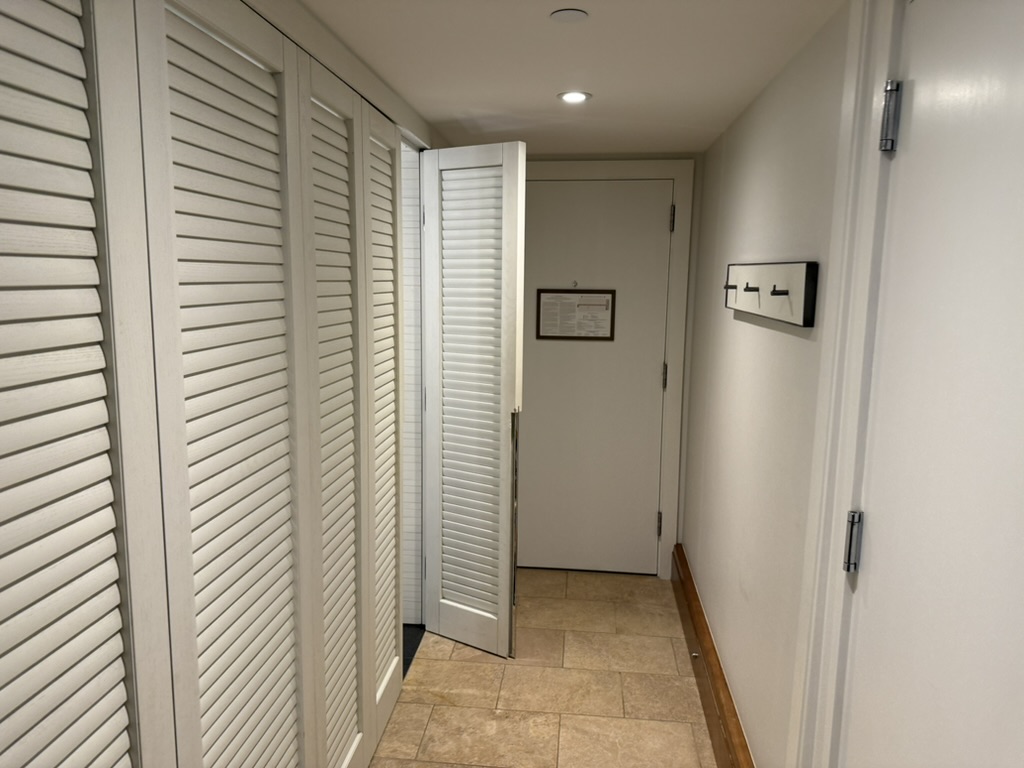 실내, 벽, 문, 건물, 부지, 바닥, 픽스처, 바닥재, 천장