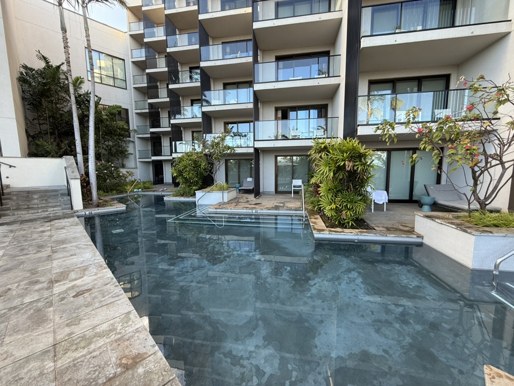 식물, 건물, 야외, 창문, 부동산, 부지, 실내용 화초, 복합 재료, 화분, 안마당, 지상, 포켓볼, 파티오, 건축물