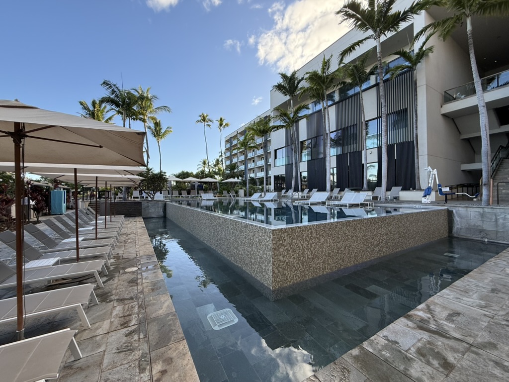 야외, 하늘, 나무, 구름, 야자수, 지상, 건물, 부동산, 포켓볼, 건축물