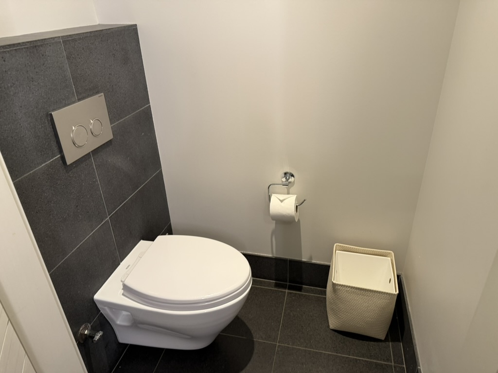 벽, 실내, 욕실, 화장실, 배관 설비, 욕실 액세서리, 변기, 배관, 타일, 비데, 화장지, 화이트, 바닥