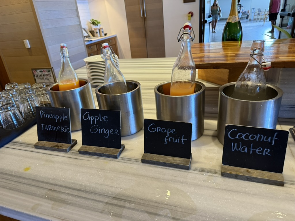 텍스트, 실내, 테이블웨어, 조리대, 병, 음료, 테이블, 꽃병, 음식, 커피, 주방, 레스토랑