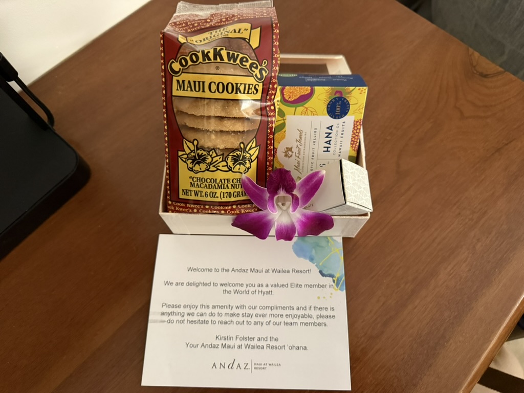 텍스트, 책, 꽃, 실내, 테이블, 상자, 바닥, 목재