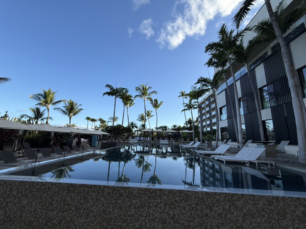 야외, 나무, 하늘, 야자수, 물, 구름, 리조트, 종려목, 식물, 수영장, 부동산, 스파 타운, 건물, 호텔, 지상, 포켓볼, 휴가, 반사