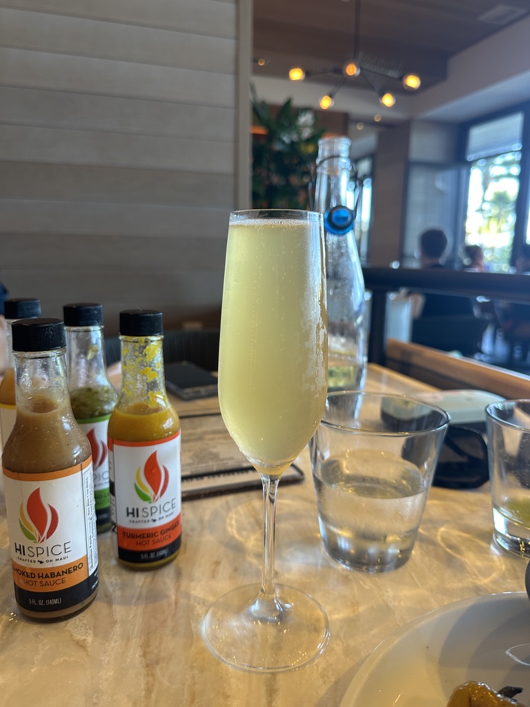 테이블, 음식, 주스, 테이블웨어, 음료용기, 실내, 병, 바웨어, 유리, 칵테일, 알코올 음료, 스템웨어, 오렌지 주스, 레스토랑, 음료, 청량 음료, 알코올