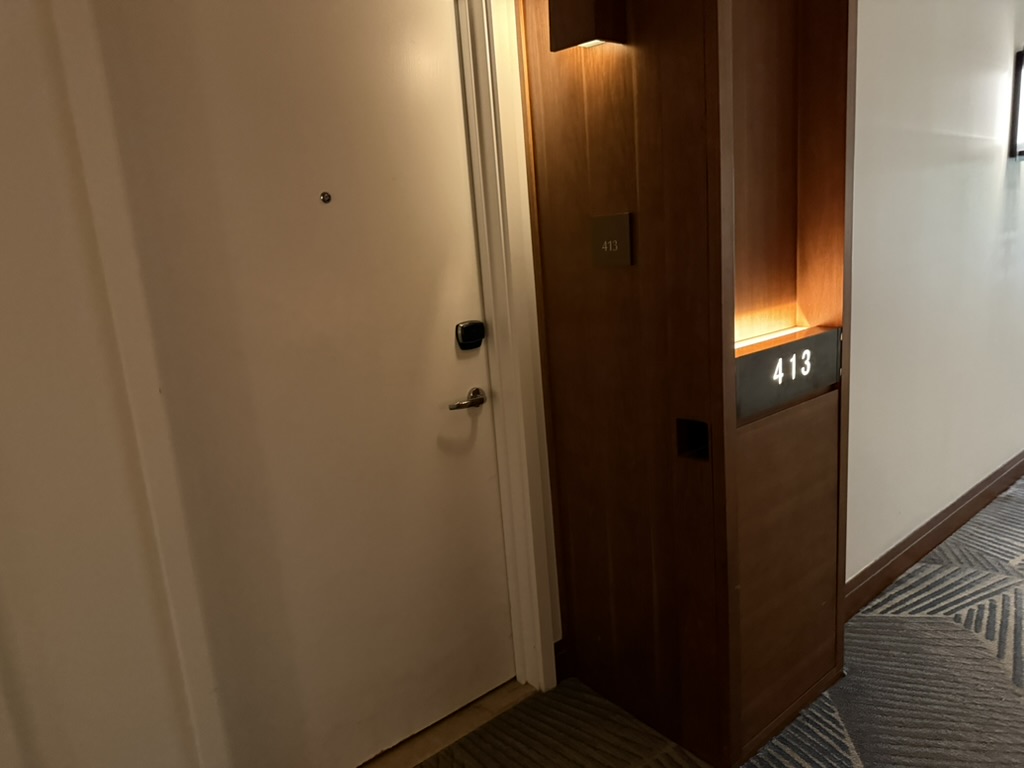 실내, 벽, 바닥, 바닥재, 건물, 문 손잡이, 집 문, 문, 픽스처, 출입구