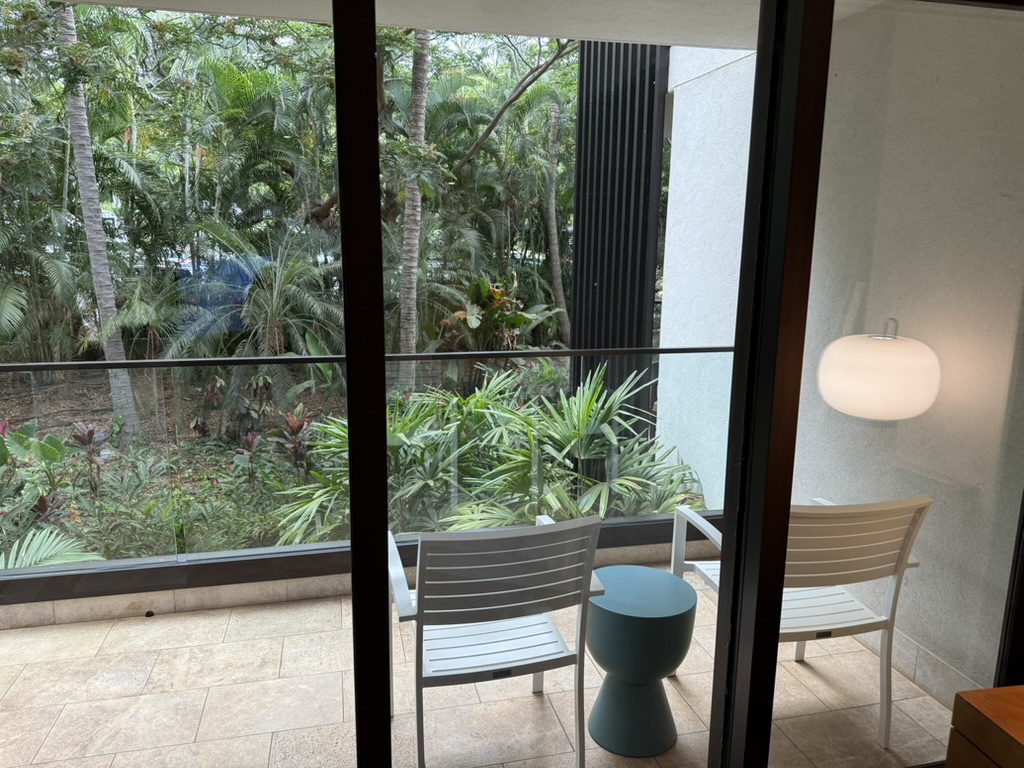 창문, 건물, 가구, 실내용 화초, 화분, 꽃병, 커피 테이블, 인테리어 디자인, 의자, 일광, 바닥, 실내, 문, 테이블, 야외, 유리, 식물, 집