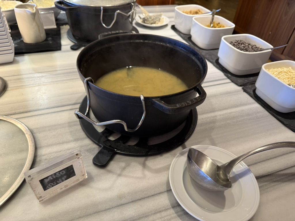 테이블웨어, 주방용품, 서브웨어, 식기, 주방 도구, 실내, 조리기구 및 제빵기구, 믹싱볼, 받침 접시, 도자기, 숟가락, 커피잔, 주전자, 접시, 음식, 차, 테이블, 은식기, 오지항아리, 컵, 수프, 냄비, 사발, 스토브, 커피