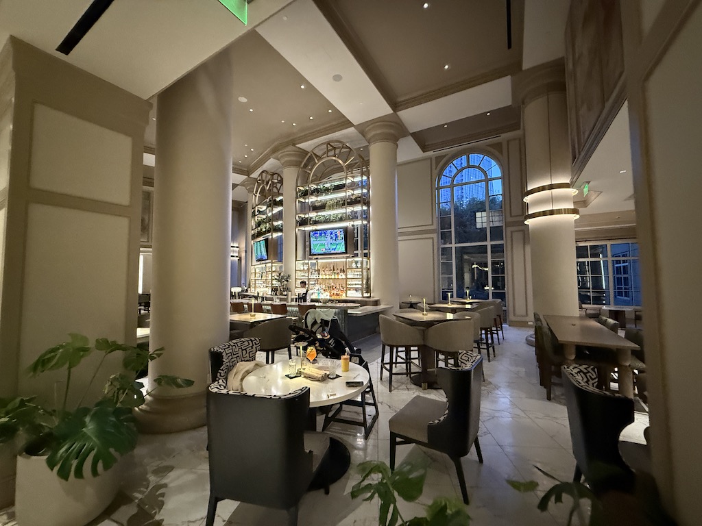 실내, 테이블, 천장, 인테리어 디자인, 벽, 의자, 가구, 실내용 화초, 꽃병, 로비, 주방 및 식당 테이블, 레스토랑, 화분, 천장 설비, 창문, 바닥, 호텔, 식물