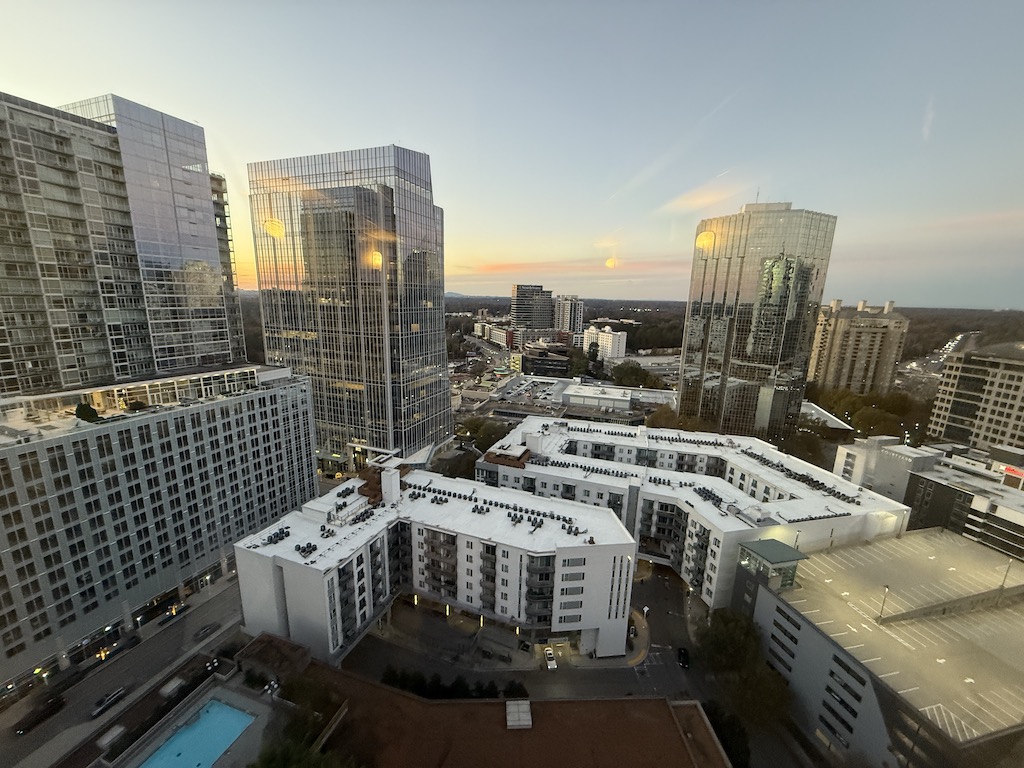 하늘, 야외, 건물, 수도권, 도시 지역, 타워 블록, 대도시, 도시 풍경, 구름, 상업용 건물, 다운타운, 스카이라인, 혼용, 콘도미니움, 아파트, 창문, 도시 디자인, 시티, 타워, 건축물