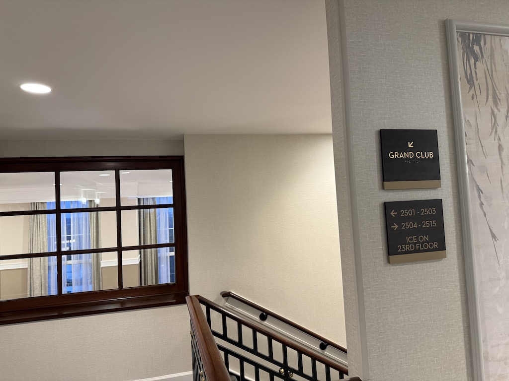 벽, 실내, 건물, 천장, 철, 벽토, 인테리어 디자인, 창문, 픽스처, 핸드레일, 방