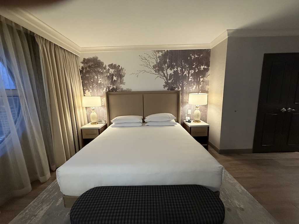 실내, 벽, 인테리어 디자인, 호텔, 베개, 침구, 가구, 침대, 침대시트, 매트리스, 리넨, 이불 커버, 침대 프레임, 커튼, 바닥, 창문 장식, 바닥재, 방, 스위트, 집, 부티크 호텔, 쿠션, 전등갓, 부지, 침실용 탁자, 창 커버, 창문, 침실, 천장