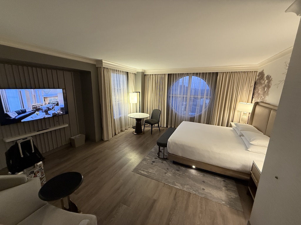 실내, 벽, 인테리어 디자인, 바닥, 베개, 침대, 커튼, 방, 창문 장식, 소파, 창 커버, 거실, 아지트, 소파 침대, 쿠션, 바닥재, 천장, 호텔, 스위트, 매트리스, 러브시트, 스튜디오 소파, 집, 펜트하우스 아파트, 텔레비전, 리넨, 침구, 창문, 침실, 가구