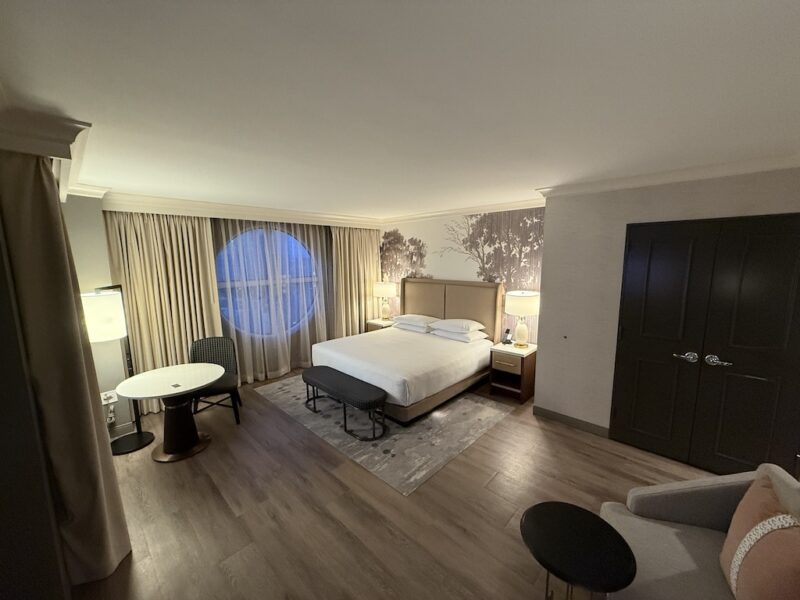 실내, 벽, 인테리어 디자인, 방, 가구, 장면, 바닥, 호텔, 베개, 침대시트, 매트리스, 침구, 바닥재, 커튼, 창문 장식, 리넨, 침대 프레임, 이불 커버, 창 커버, 침실, 스위트, 천장, 침실용 탁자, 침대, 쿠션, 집, 부티크 호텔, 래미네이트 바닥