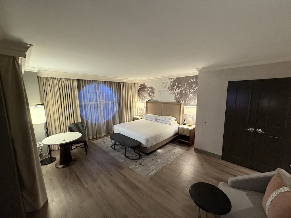 실내, 벽, 인테리어 디자인, 방, 가구, 장면, 바닥, 호텔, 베개, 침대시트, 매트리스, 침구, 바닥재, 커튼, 창문 장식, 리넨, 침대 프레임, 이불 커버, 창 커버, 침실, 스위트, 천장, 침실용 탁자, 침대, 쿠션, 집, 부티크 호텔, 래미네이트 바닥