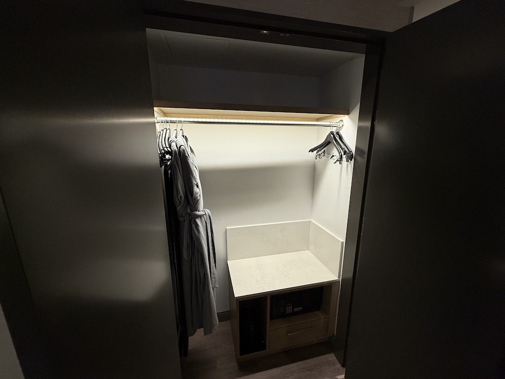 실내, 벽, 옷장, 바닥