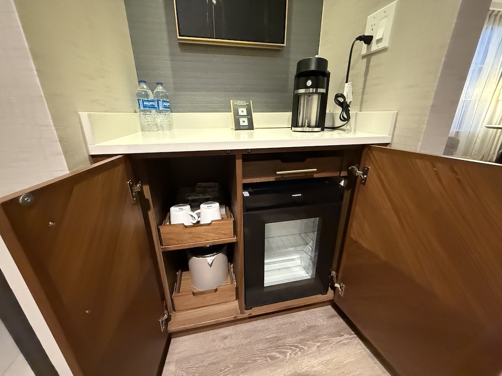 실내, 벽, 수납장, 캐비닛, 조리대, 싱크대, 바닥, 찬장, 배관 설비, 가전, 수도꼭지, 서랍, 집, 거울, 방, 주방