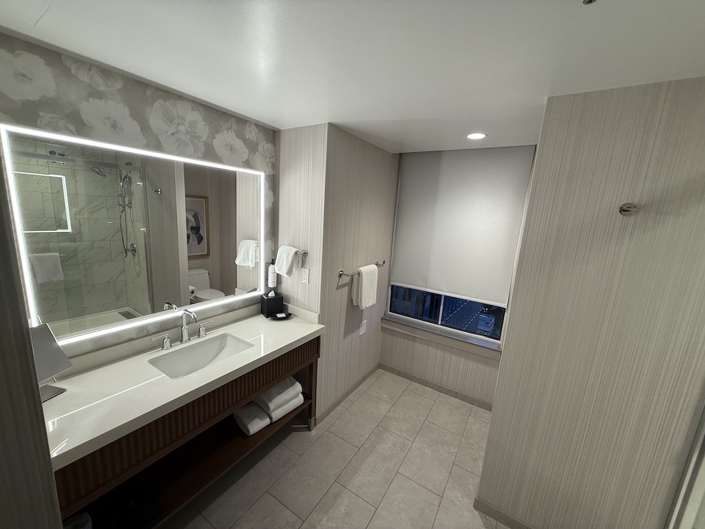 실내, 벽, 배관 설비, 타일, 수도꼭지, 욕실 액세서리, 인테리어 디자인, 바닥, 방, 천장, 배관, 부지, 화장실, 벽토, 집, 욕실 캐비닛, 싱크대, 욕실, 창문, 욕조, 화이트, 샤워실, 호텔, 거울, 혁신