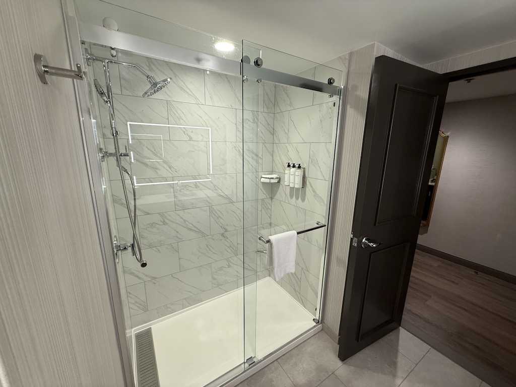 실내, 벽, 욕실, 배관 설비, 타일, 욕실 액세서리, 문, 화장실, 샤워실, 배관, 천장, 수도꼭지, 바닥