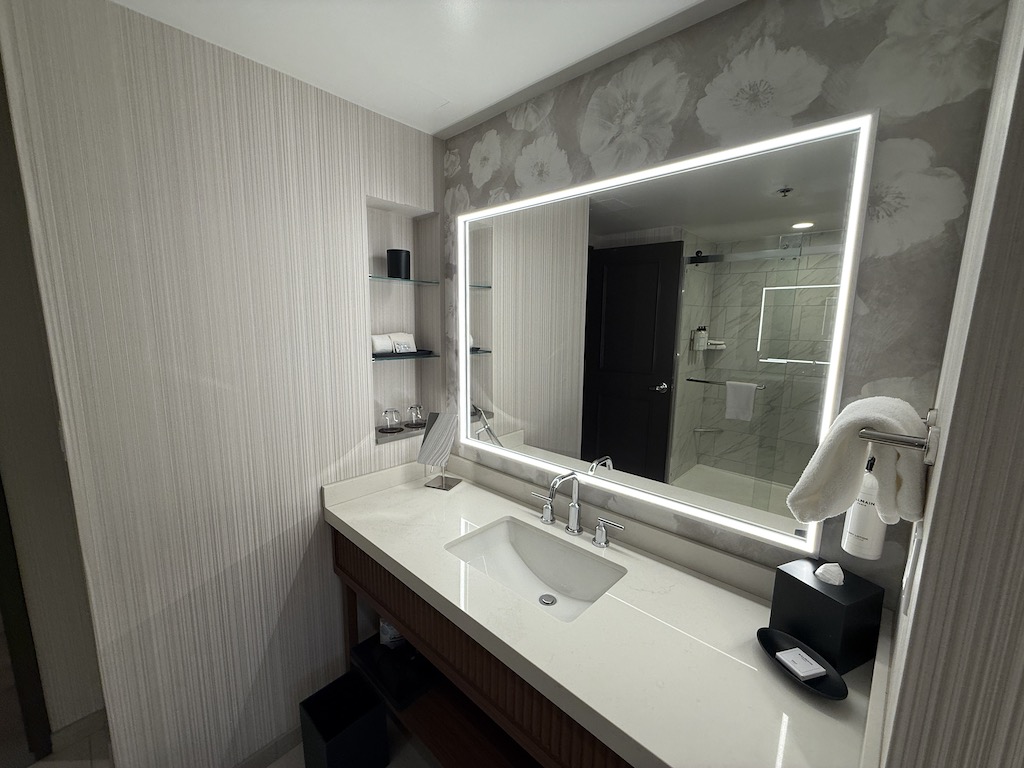 실내, 벽, 배관 설비, 욕실 액세서리, 수도꼭지, 욕조, 인테리어 디자인, 타일, 배관, 화장실, 욕실 캐비닛, 거울, 방, 조리대, 싱크대, 욕실, 바닥, 호텔, 창문, 화이트, 샤워실, 천장