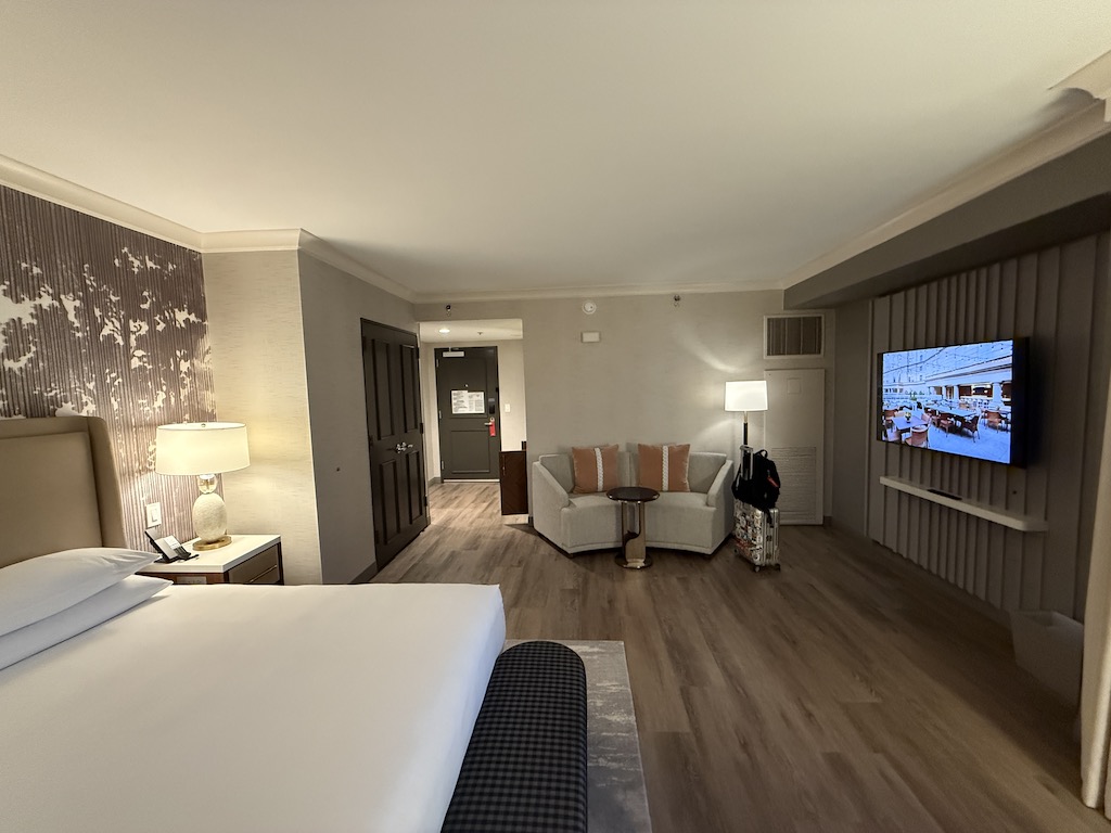 실내, 벽, 인테리어 디자인, 방, 장면, 침대, 천장, 호텔, 바닥, 가구, 베개, 침실, 바닥재, 매트리스, 침대시트, 침구, 스위트, 이불 커버, 부지, 리넨, 침대 프레임, 부티크 호텔, 텔레비전