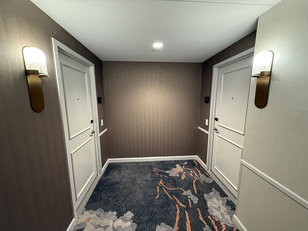 벽, 실내, 문, 인테리어 디자인, 집, 방, 천장, 벽토, 침대, 샤워실, 바닥, 리모델링