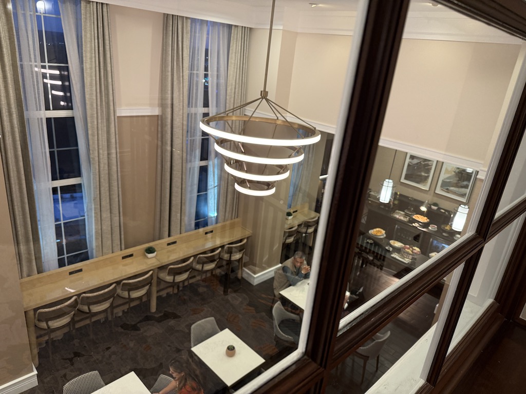 실내, 거울, 인테리어 디자인, 벽, 커튼, 창문, 픽스처, 욕실, 호텔