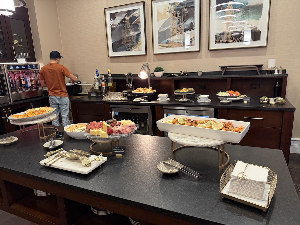 실내, 벽, 패스트푸드, 식사, 음식, 스낵, 가구, 사람, 테이블, 바닥, 레스토랑