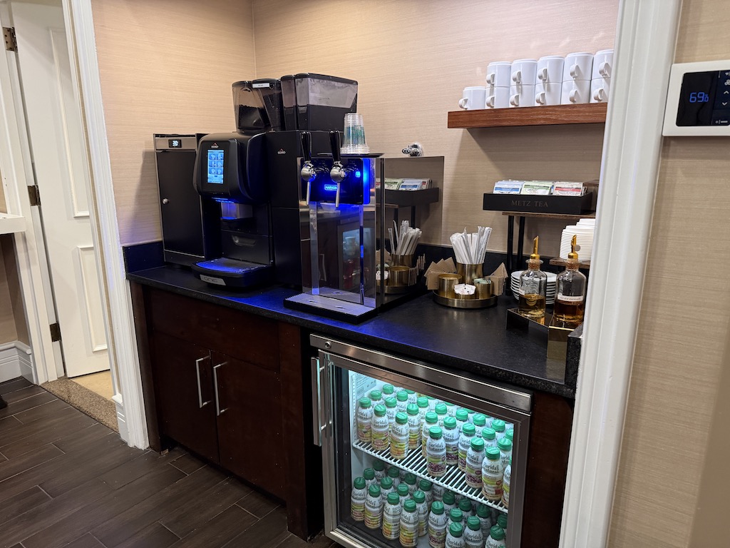 실내, 벽, 조리대, 가전, 수납장, 주방가전, 주방, 선반, 바닥, 서랍, 병, 찬장, 커피 메이커, 가전용품