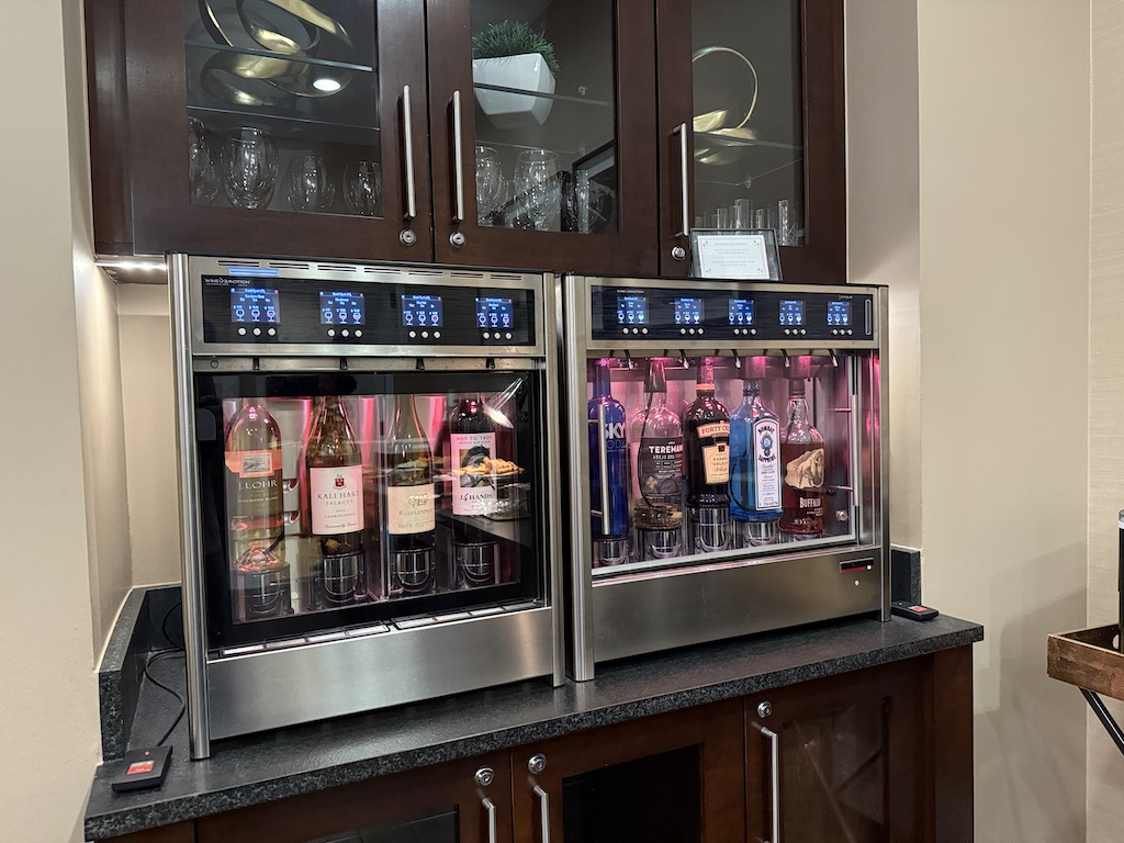 실내, 캐비닛, 가전, 수납장, 조리대, 주방가전, 벽, 전자제품, 텍스트, 주방, 선반, 가전용품, 바