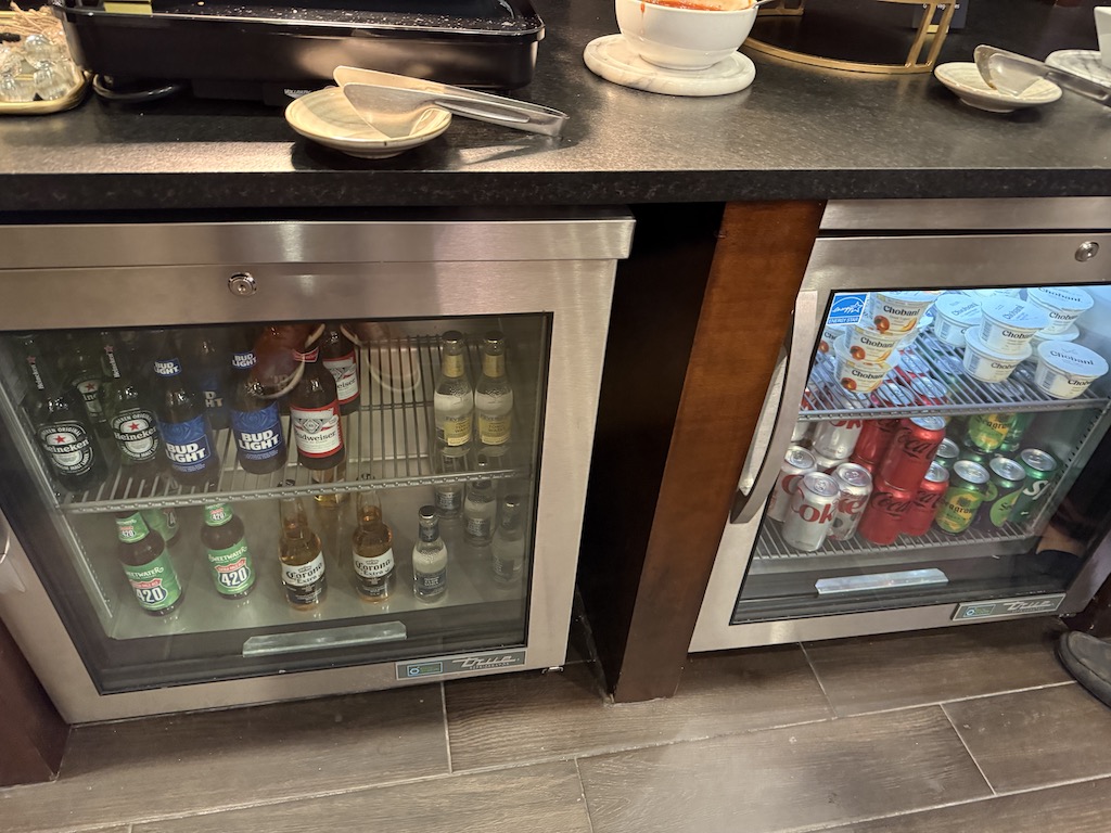 실내, 진열장, 조리대, 주방가전, 가전, 꽃병, 거울, 창문, 커피, 선반, 주방, 커피숍