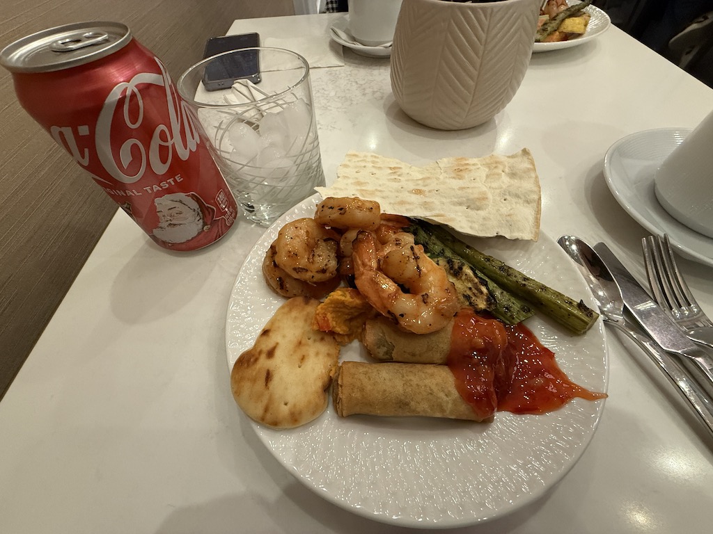 음식, 테이블웨어, 테이블, 청량 음료, 식사, 접시, 요리, 브런치, 패스트푸드, 포크, 식기, 깡통, 스낵, 플래터, 실내, 주방 도구, 저녁 식사, 점심, 서브웨어, 음료, 레스토랑, 아침 식사