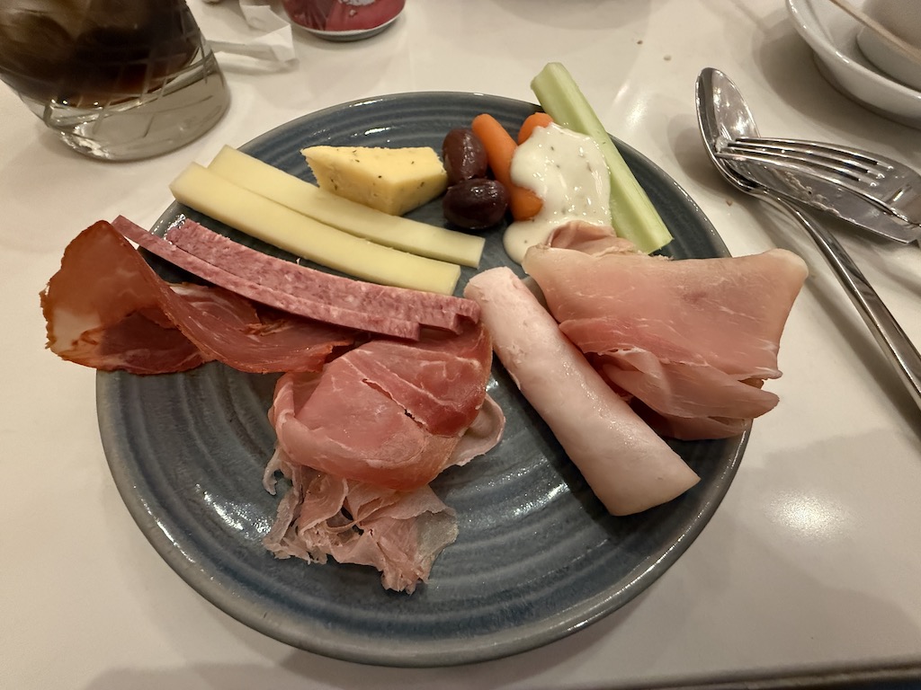 테이블웨어, 접시, 음식, 식기, 플래터, 동물성 지방, 식사, 테이블, 주방 도구, 음료, 요리 예술, 요리, 적색육, 포크, 서브웨어, 콜드컷, 소고기, 식재료, 프로슈토, 고기 썰기, 은식기, 돼지고기, 일품 요리, 콘드 비프, 송아지 고기, 미식, 브런치, 사슴 고기, 샤퀴테리, 실내, 고기, 레스토랑