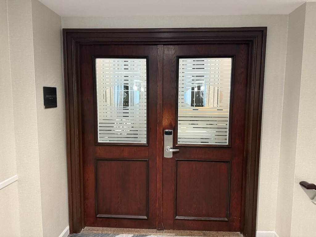 건물, 집 문, 문 손잡이, 실내, 벽, 픽스처, 부지, 문, 우드, 창문, 출입구, 바닥