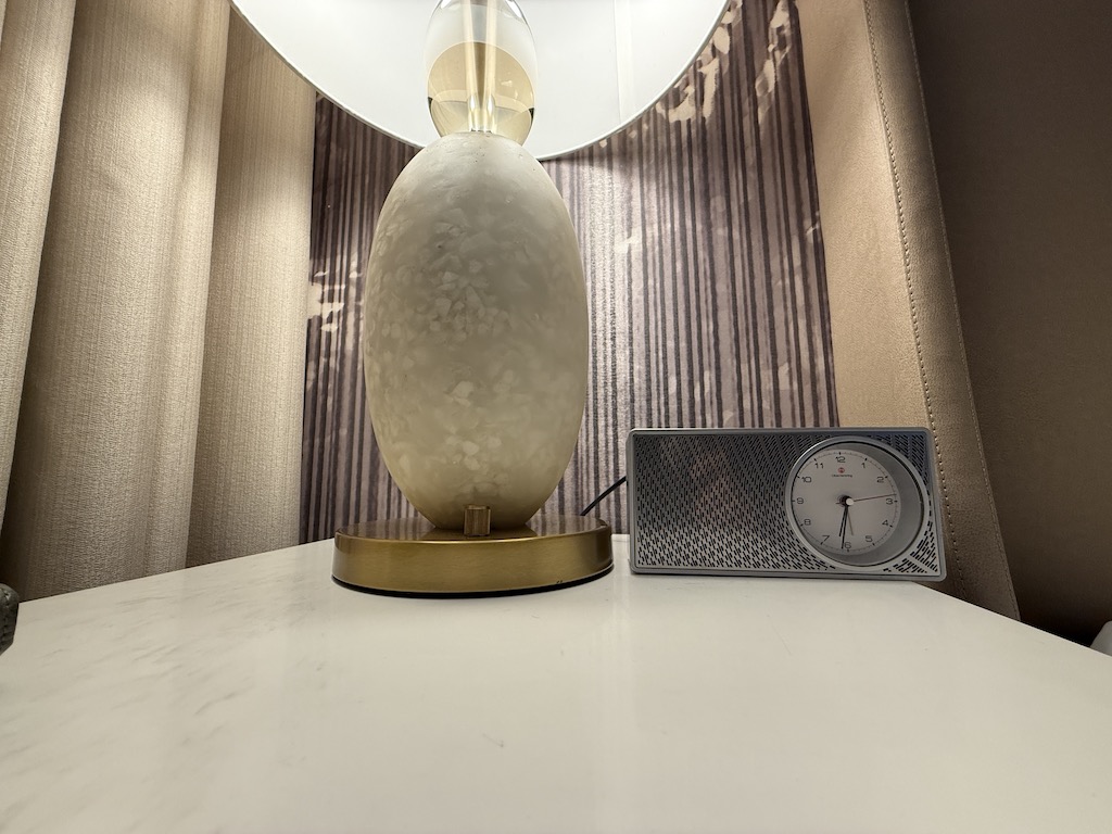 실내, 벽, 커튼, 인테리어 디자인, 전등갓, 침대, 램프, 가구, 꽃병, 조명, 거울, 방, 빛