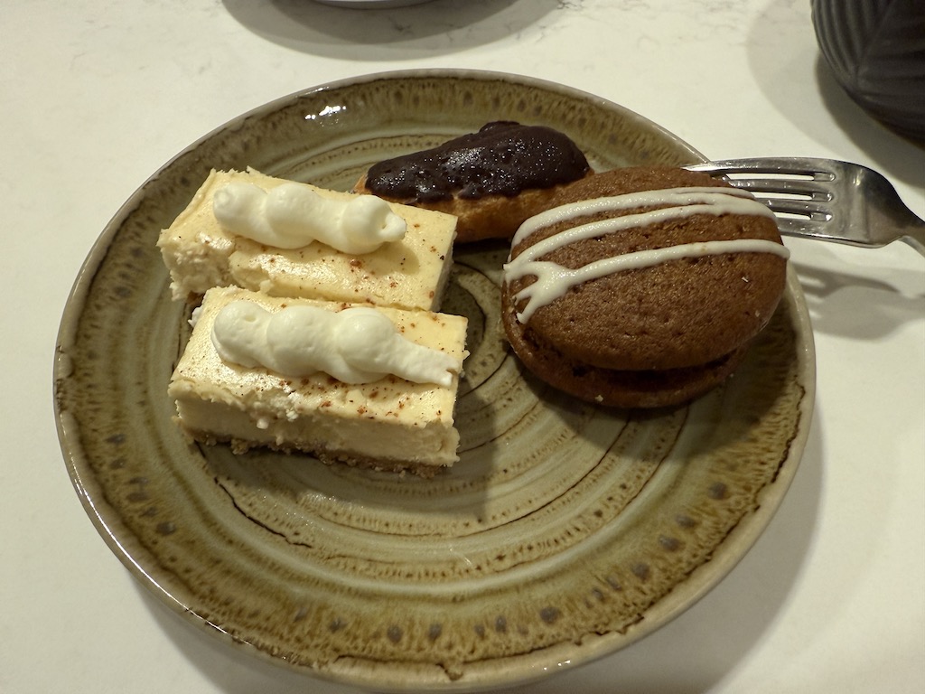 접시, 음식, 제빵 제품, 테이블웨어, 스낵, 테이블, 낙농, 식기, 달콤함, 페이스트리, 서브웨어, 플래터, 케이크, 실내, 주방 도구, 베베이킹, 아침 식사, 요리, 크림, 스폰지 케익, 치즈케이크, 글루텐, 은식기, 디저트, 화이트, 슬라이스