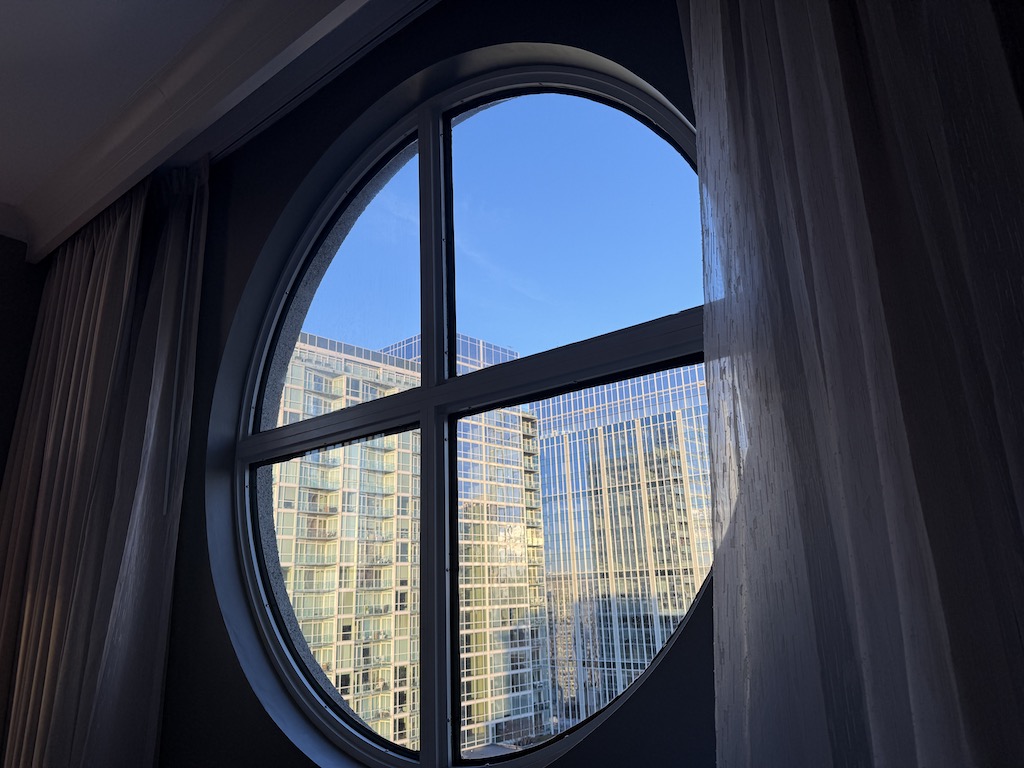 건물, 창문, 일광, 하늘, 픽스처, 유리, 건축물, 대칭, 실내