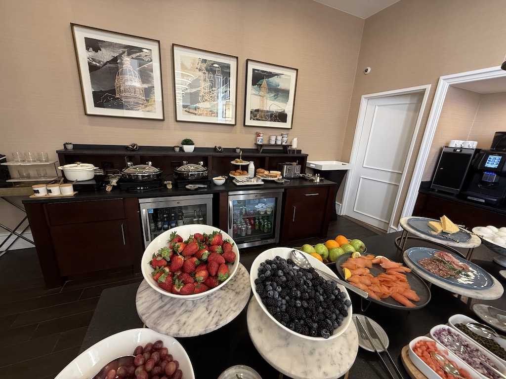 실내, 벽, 음식, 식사, 플래터, 테이블, 스낵, 과일, 접시, 패스트푸드, 창문, 바닥