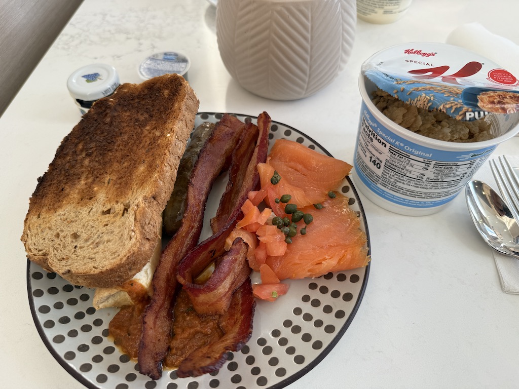 빵, 음식, 테이블웨어, 테이블, 식사, 접시, 패스트푸드, 포크, 아침 식사, 고기, 브런치, 플래터, 제빵 제품, 식기, 슬라이스 빵, 요리, 토스트, 음료, 주방 도구, 풀코스 아침 식사, 서브웨어, 실내, 간식, 샌드위치, 컵