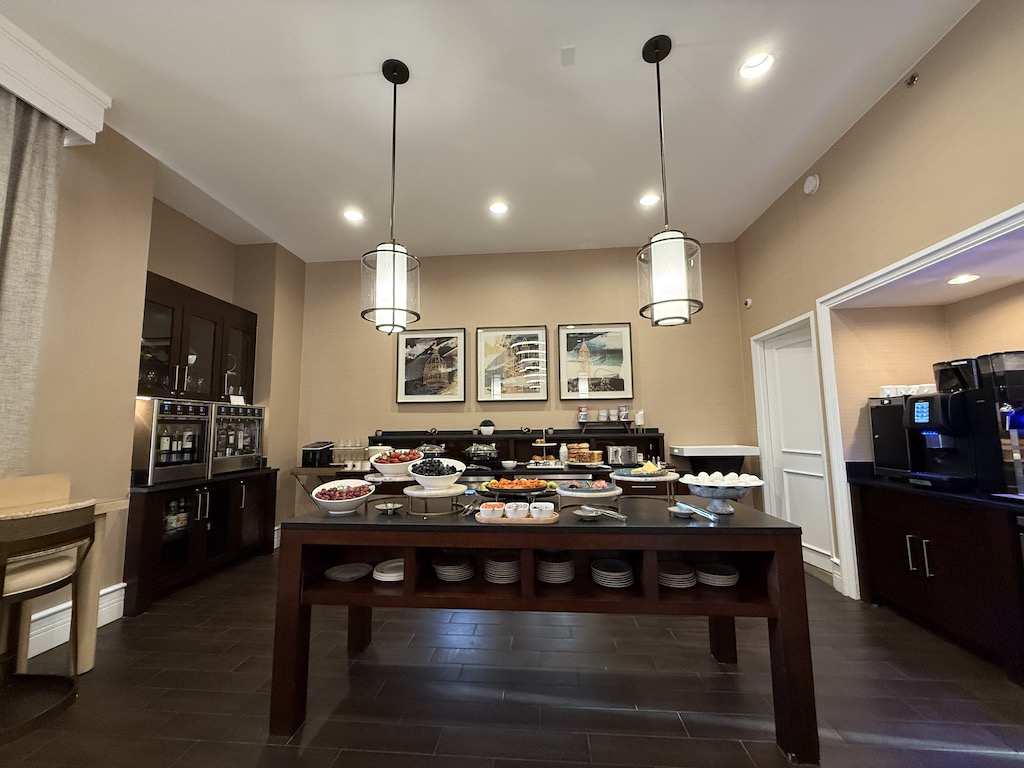 실내, 벽, 천장, 가구, 수납장, 인테리어 디자인, 조리대, 바닥, 가전, 주방 및 식당 테이블, 서랍, 트랙 조명, 책상, 찬장, 천장 설비, 선반, 싱크대, 방, 주방, 빛, 집, 테이블