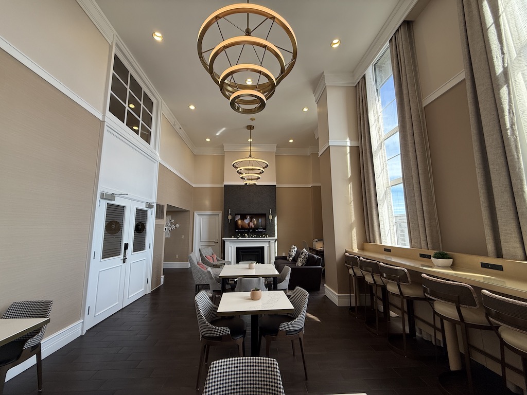 실내, 벽, 가구, 인테리어 디자인, 책상, 천장 설비, 천장, 바닥, 커피 테이블, 주방 및 식당 테이블, 테이블, 방, 창문, 의자, 호텔