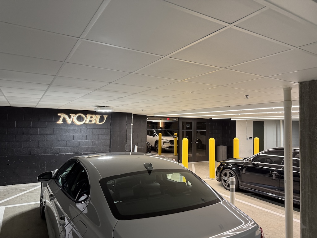 차량, 육상 차량, 바퀴, 천장, 럭셔리 자동차, 타이어, 자동차 디자인, 개인용 럭셔리카, 자동차 대리점, 자동차 부품, 실내, 중형차, 자동차 외장, 벽, 주차된, 자동차