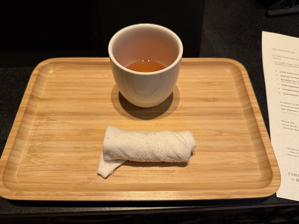 테이블, 차, 테이블웨어, 실내, 서브웨어, 식기, 머그잔, 커피잔, 주방용품, 텍스트, 컵, 목재, 음식, 바닥, 종이, 커피, 우드