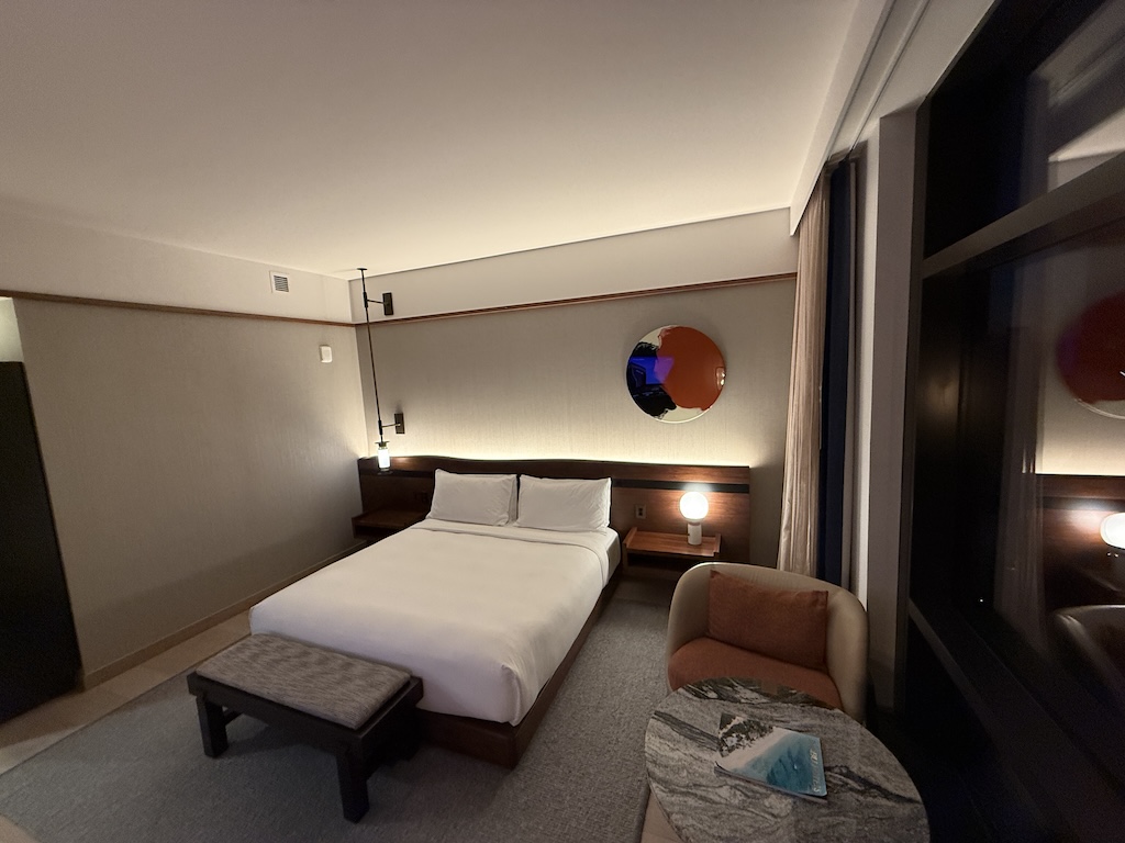 실내, 벽, 인테리어 디자인, 가구, 베개, 전등갓, 호텔, 램프, 매트리스, 리넨, 침구, 침대시트, 침대 프레임, 이불 커버, 쿠션, 침실용 탁자, 바닥, 천장, 침실, 방, 침대, 휴가