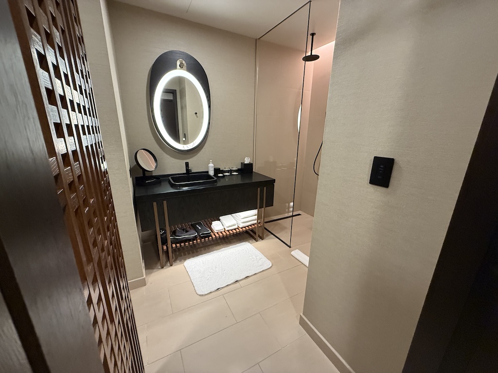 벽, 실내, 욕실, 천장, 인테리어 디자인, 싱크대, 타일, 바닥, 거울, 방, 화장실, 호텔, 타일을 붙인