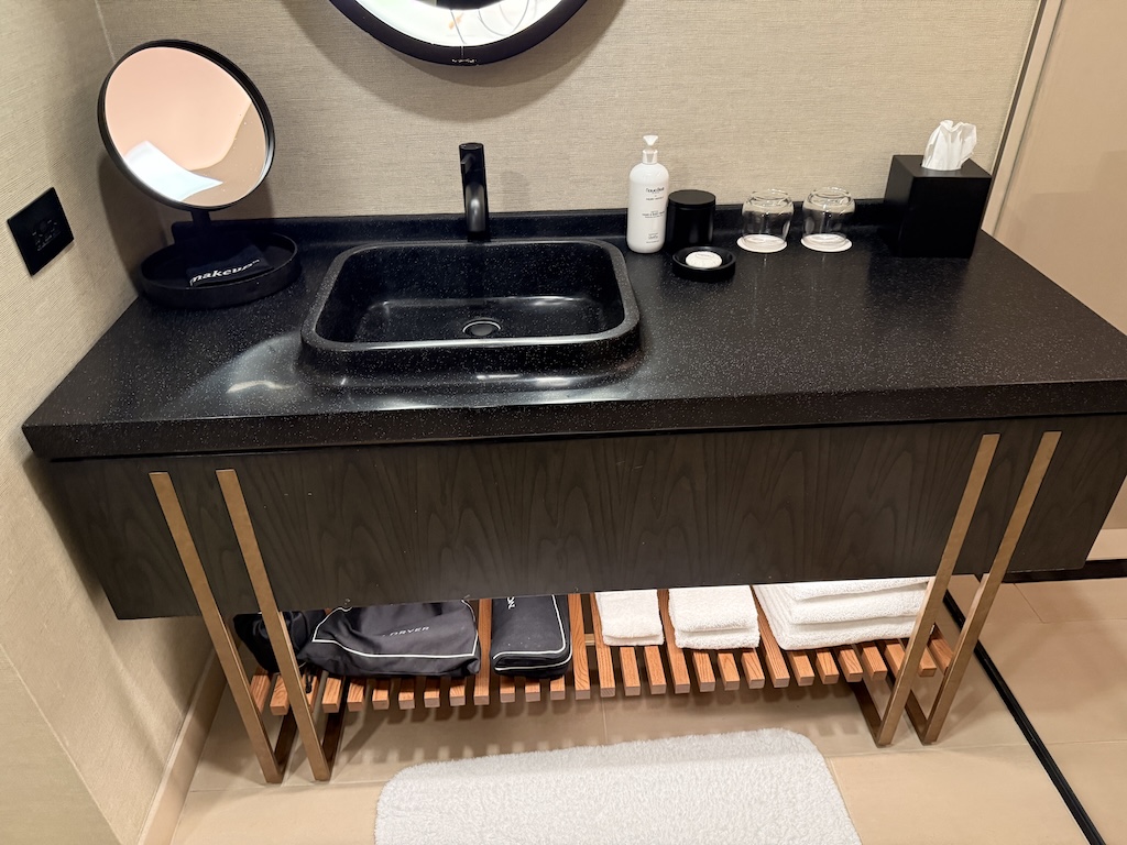 실내, 벽, 싱크대, 시계, 거울, 조리대, 욕실, 테이블, 바닥, 디자인