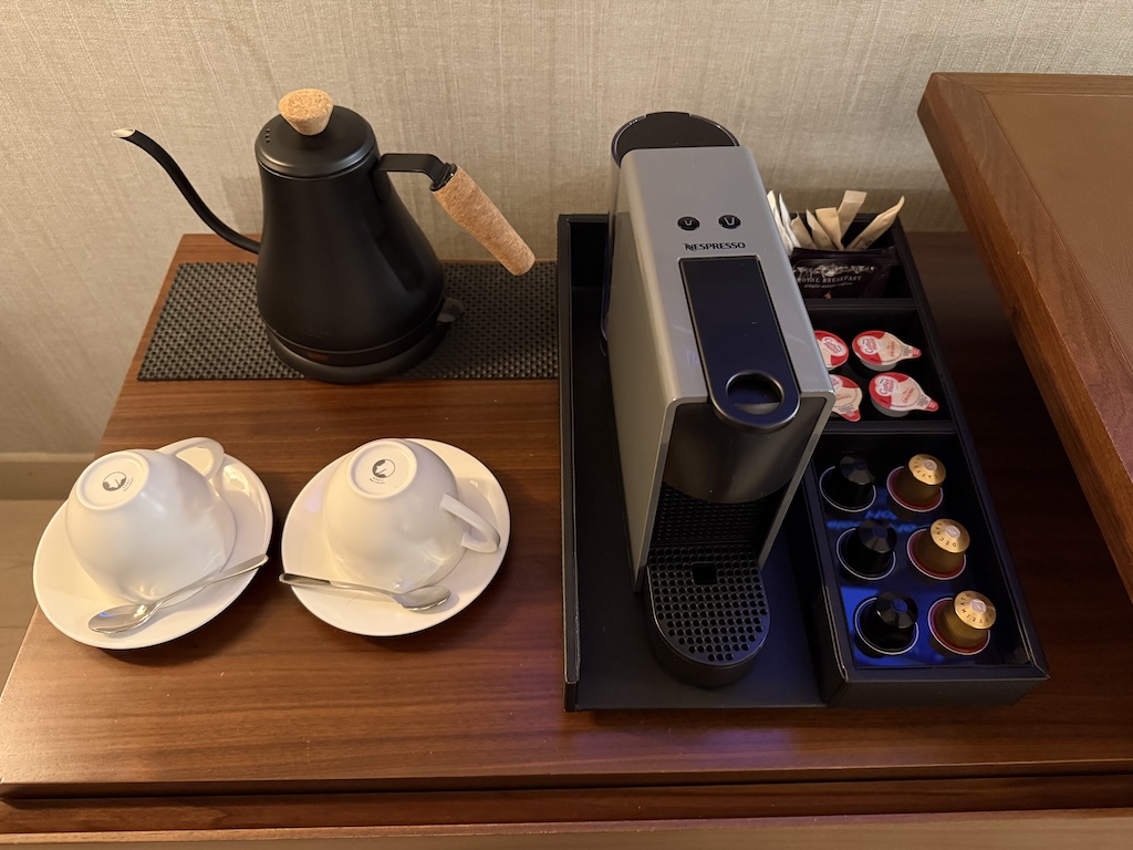 테이블, 테이블웨어, 실내, 접시, 커피잔, 주전자, 받침 접시, 플래터, 도자기, 서브웨어, 머그잔, 식기, 벽, 앉기, 커피, 음식, 목재, 아이템