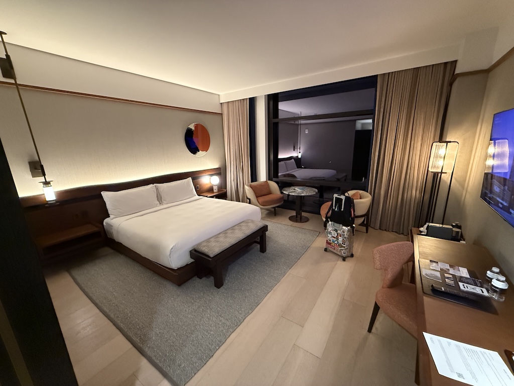 실내, 벽, 인테리어 디자인, 호텔, 가구, 침대, 바닥, 베개, 천장, 바닥재, 방, 매트리스, 스위트, 테이블, 소파, 리넨, 소파 침대, 침구, 침실, 텔레비전