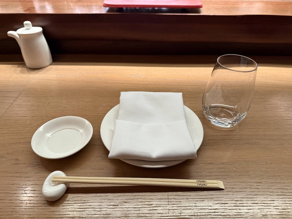 테이블, 서브웨어, 주방 도구, 사발, 실내, 식기, 음료용기, 도자기, 숟가락, 믹싱볼, 주방용품, 은식기, 플레이스 매트, 접시, 냅킨, 피처, 트레이, 목재, 테이블웨어, 음식, 빈, 바닥